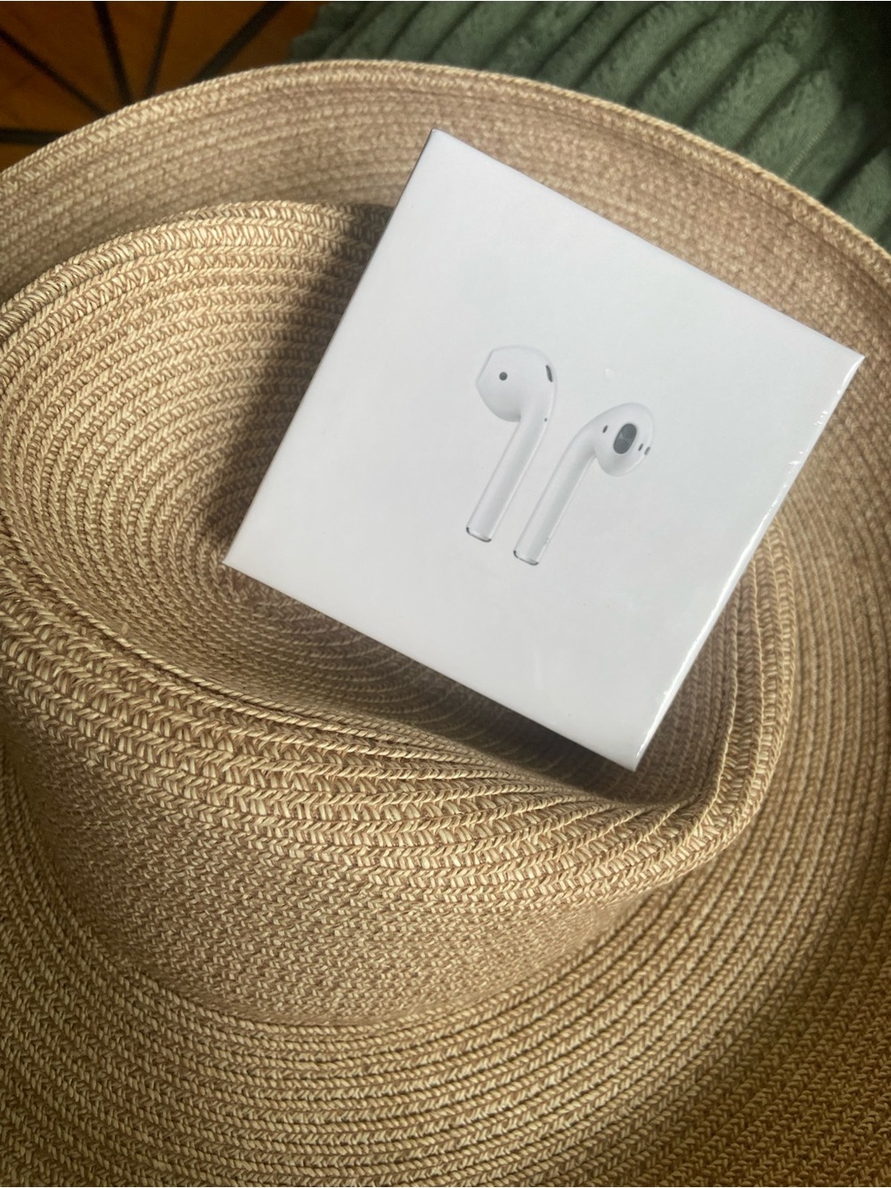 Apple White Wireless Earbuds with Charging Case